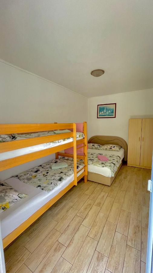 Apartments Neven Omis Bagian luar foto