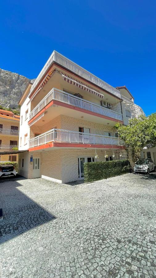 Apartments Neven Omis Bagian luar foto