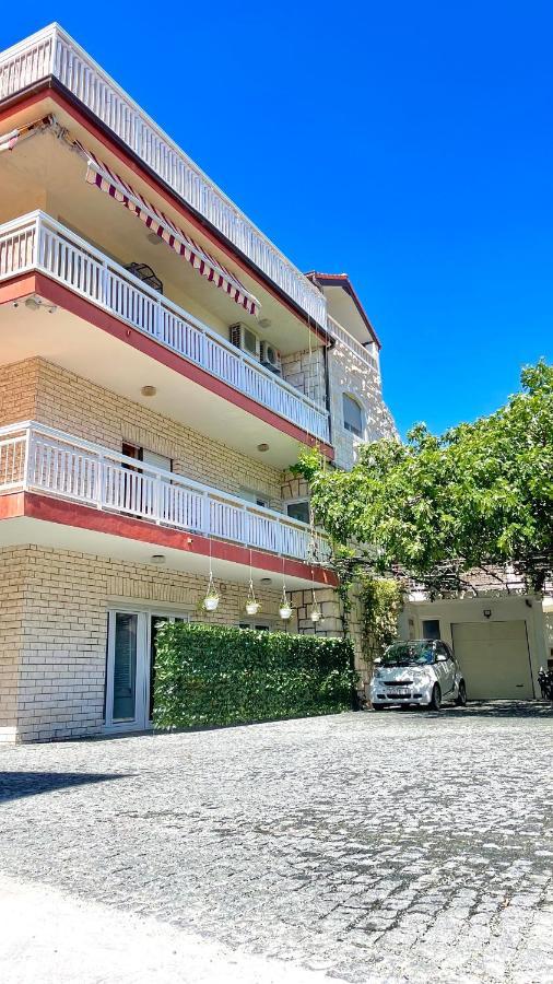 Apartments Neven Omis Bagian luar foto