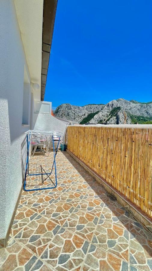 Apartments Neven Omis Bagian luar foto