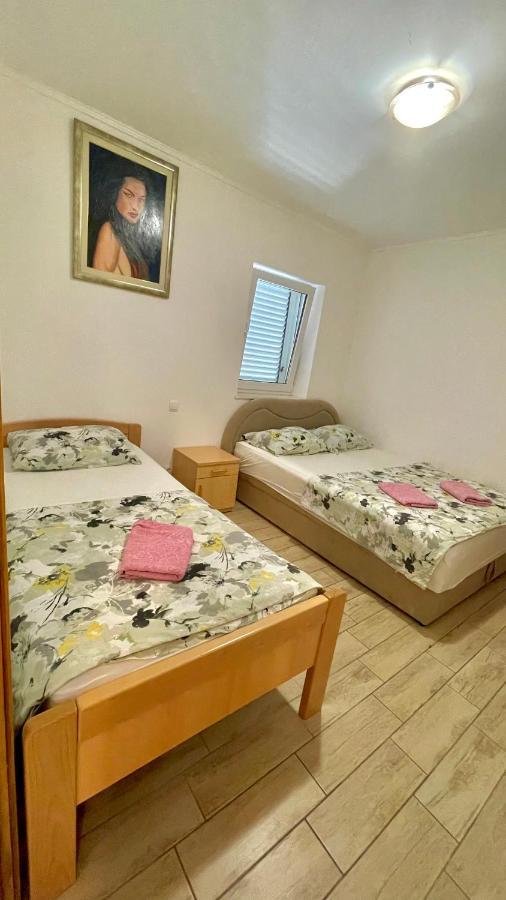 Apartments Neven Omis Bagian luar foto