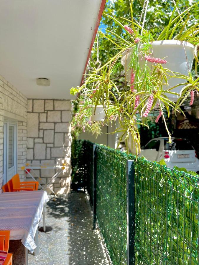 Apartments Neven Omis Bagian luar foto