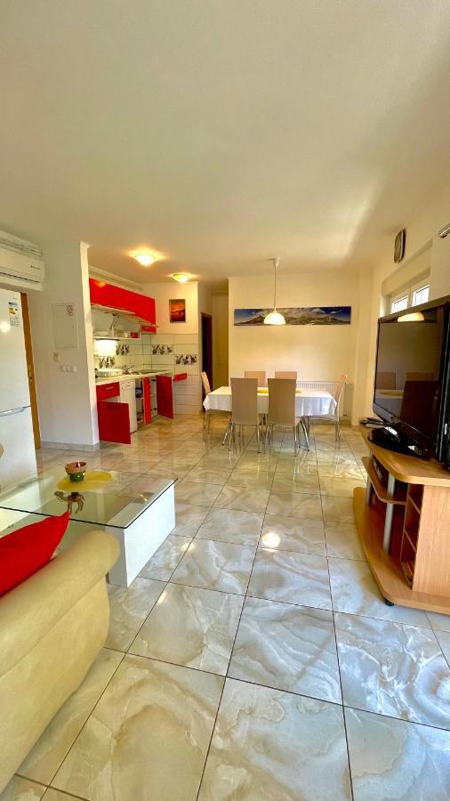 Apartments Neven Omis Bagian luar foto