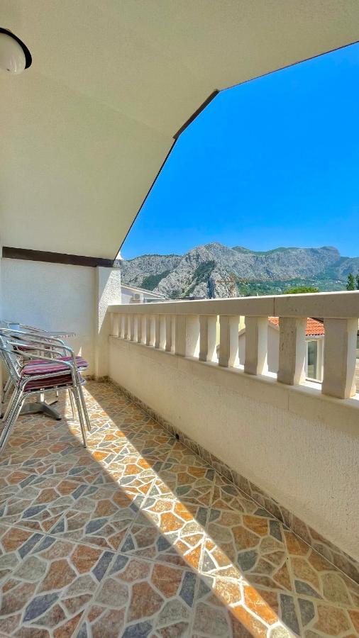 Apartments Neven Omis Bagian luar foto