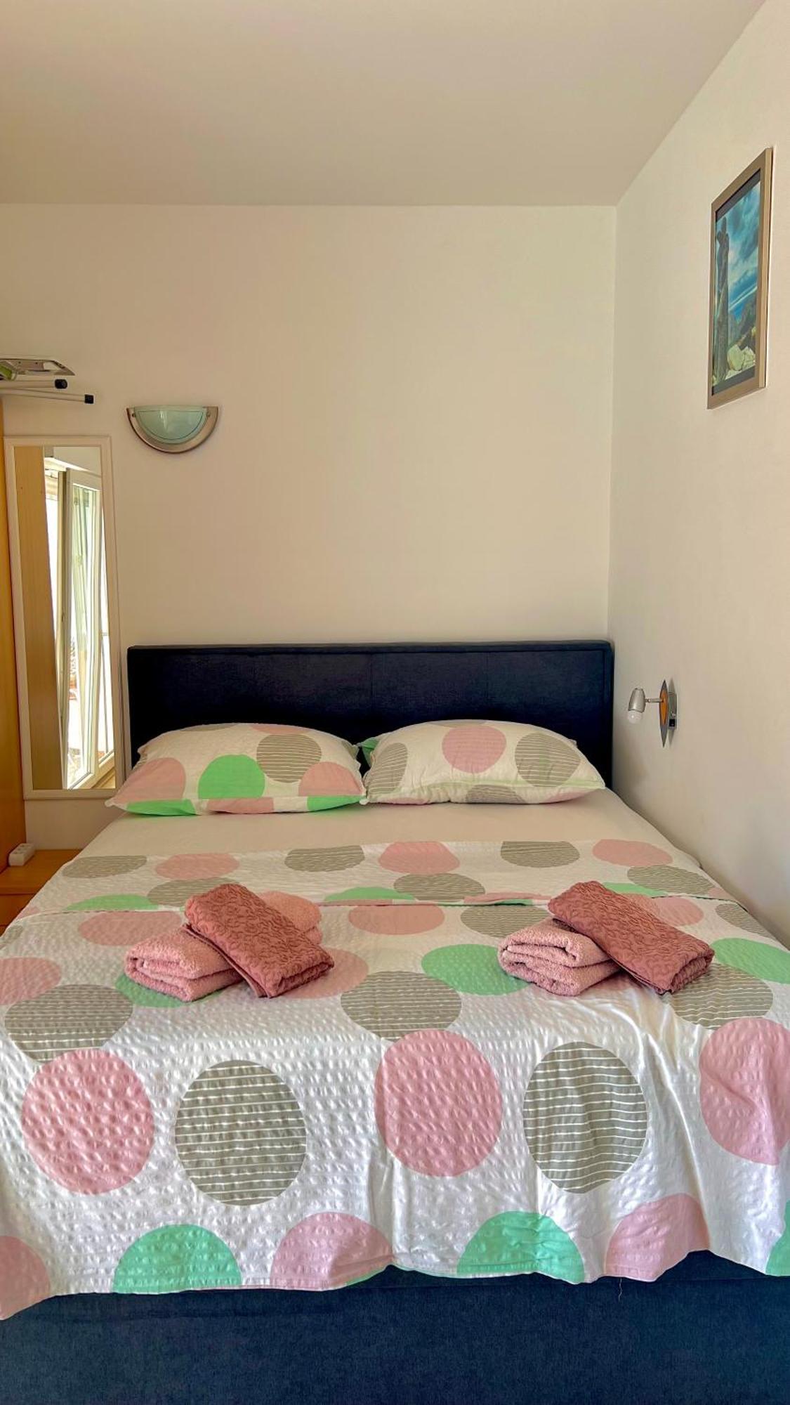 Apartments Neven Omis Bagian luar foto