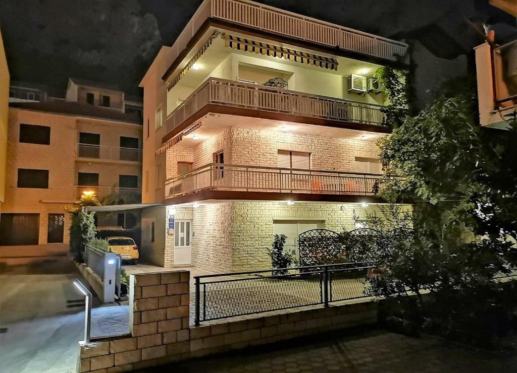 Apartments Neven Omis Bagian luar foto