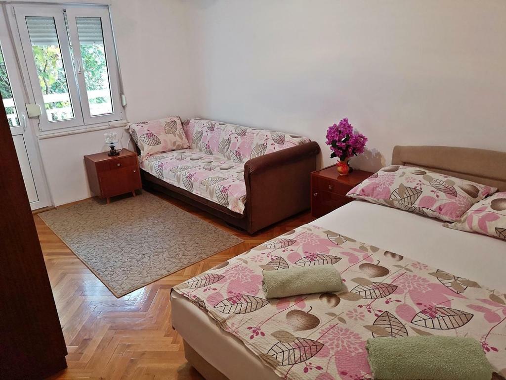 Apartments Neven Omis Bagian luar foto