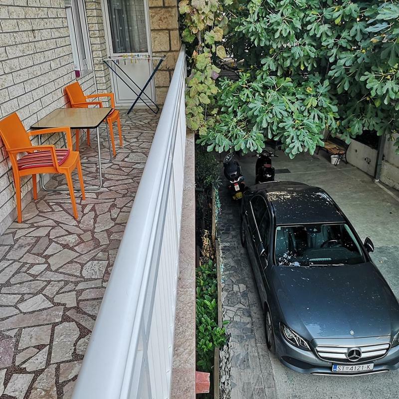 Apartments Neven Omis Bagian luar foto